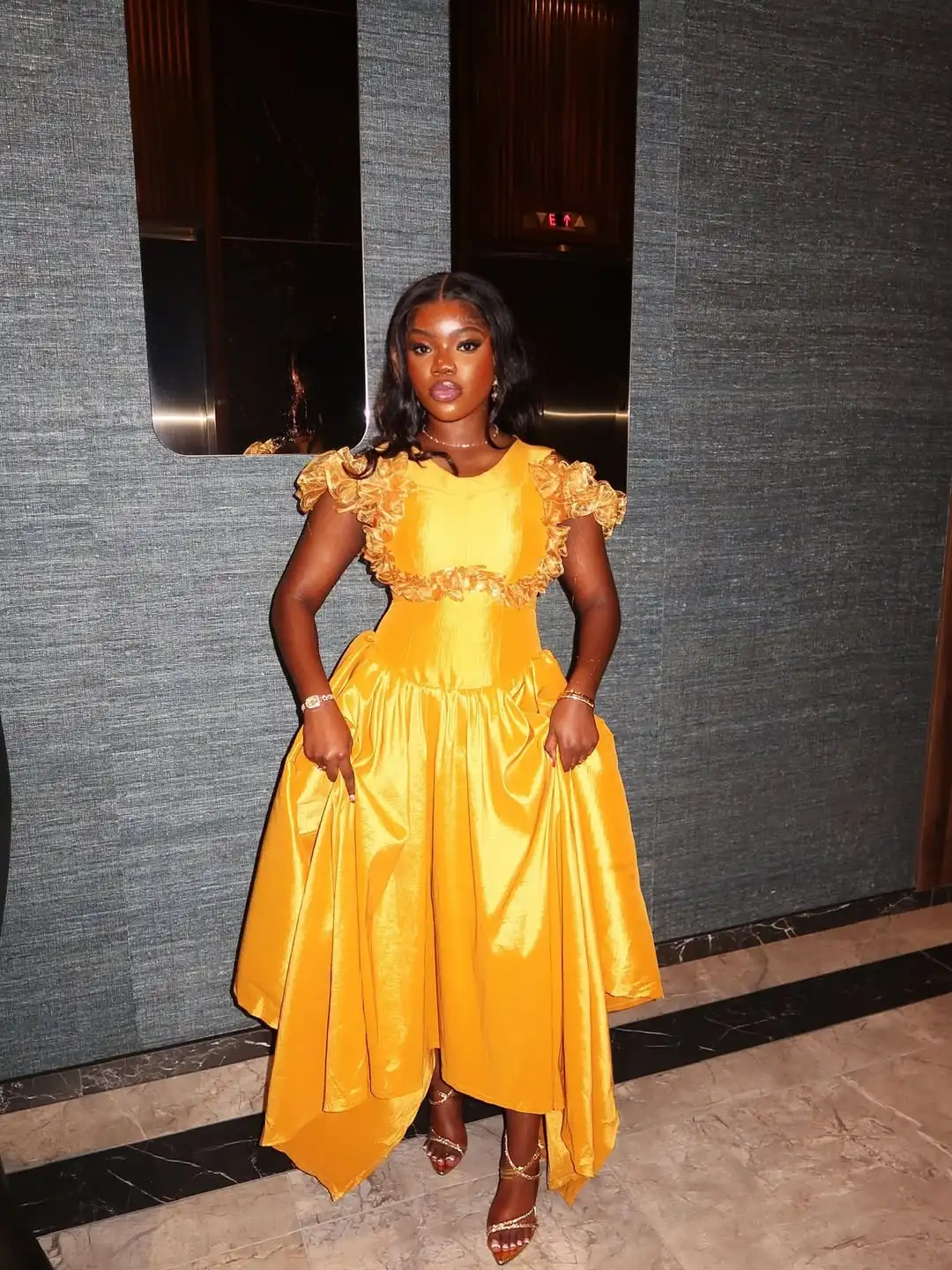 Ouro cetim africano vestidos de noite aso ebi assimétrico drapeado longo vestidos de festa babados aparados vestido de baile robe de mariée personalizado