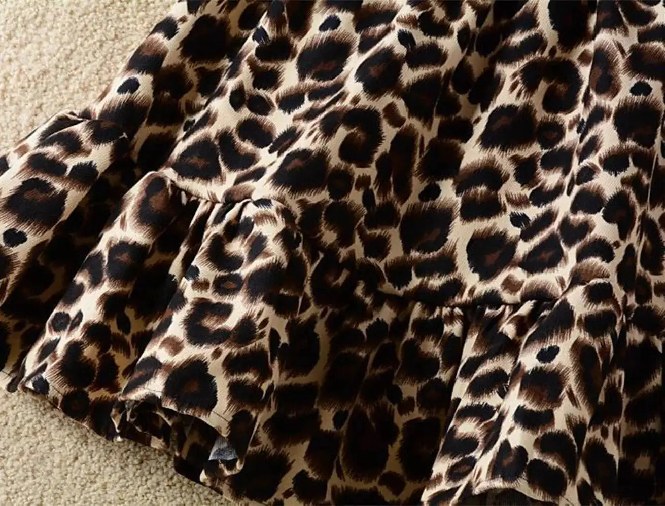 2023 الربيع والخريف النسخة الكورية الجديدة تنورة قصيرة الموضة متعددة الاستخدامات المرأة عالية الخصر ضئيلة المنشعب تغطي نصف انتفاخ كبير