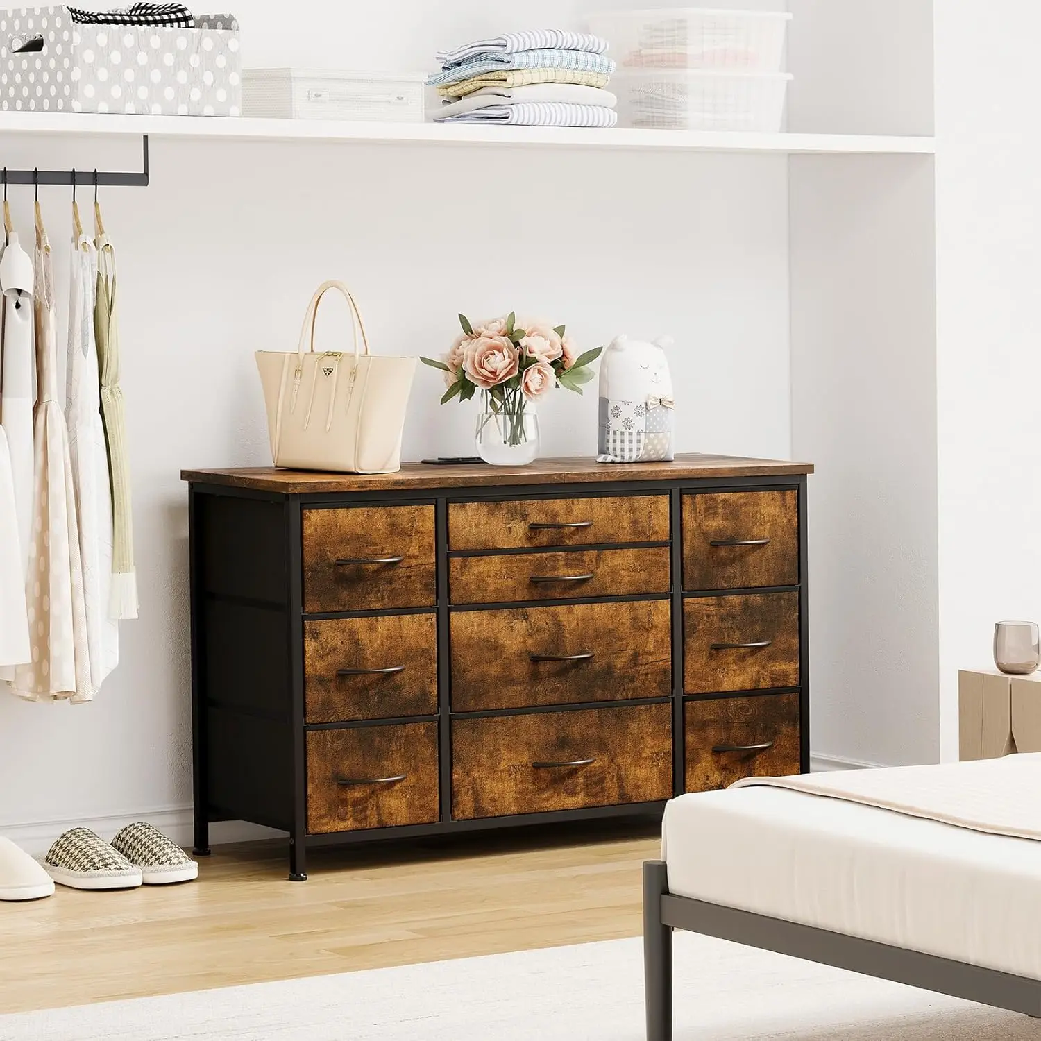 TV-Ständer Kommode für Schlafzimmer mit Ladestation 10 Stoffschubladen Rustikaler TV-Ständer Medienkonsole für Fernseher bis zu 55 Zoll – Detail 4