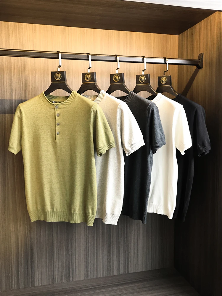 

Модная городская вязаная футболка с коротким рукавом для мужчин, с дизайном с манжетами на воротнике, лето 2025, молодежная, однотонная, эффектная.