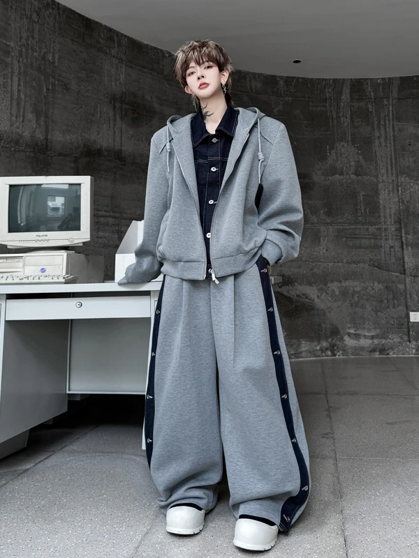 

Модный комплект Осень 2025: Мужской свитшот с капюшоном из денима с эффектом двухслойности и широкие брюки. Трендовый повседневный костюм.