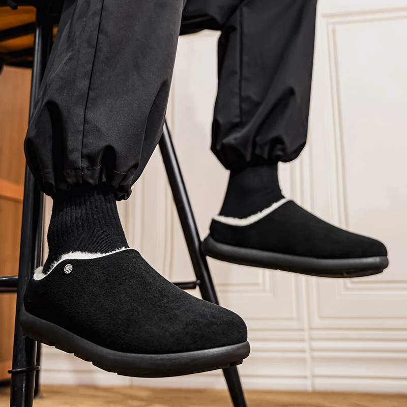 รองเท้าแตะบุขนแกะสำหรับฤดูหนาวปี 2025 รองเท้าผ้าฝ้ายอุ่นสำหรับใส่ในบ้าน กันลื่น พื้นหนา รองเท้าแตะนุ่มสบายสำหรับผู้ชาย
