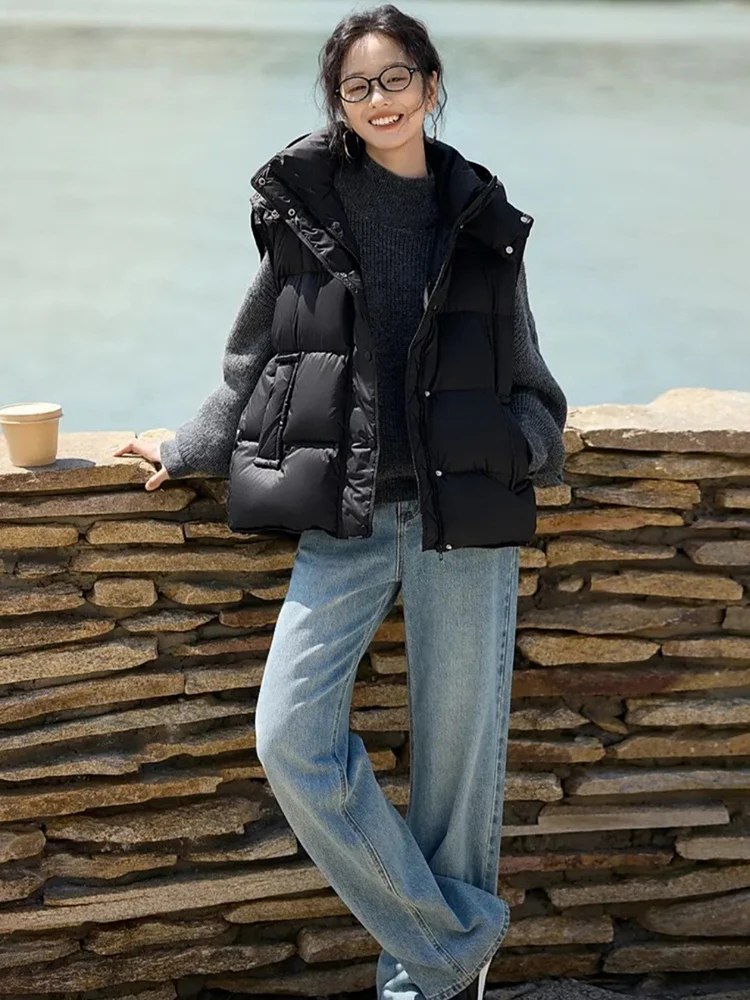 Gilet en duvet d'oie haut de gamme pour femmes portant à l'extérieur, mode hiver 2025 à capuche