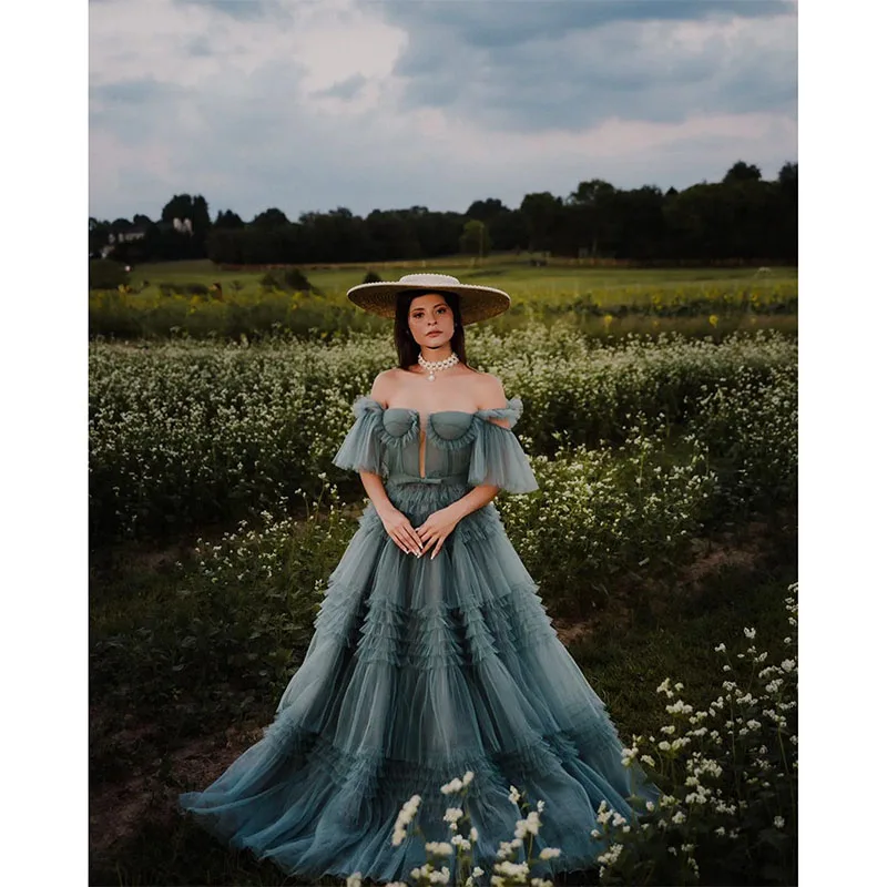 Elegante vestido de noche de tul azul polvoriento, línea A, hombros descubiertos, volantes, largo hasta el suelo, tren de barrido, vestidos de fiesta 2024