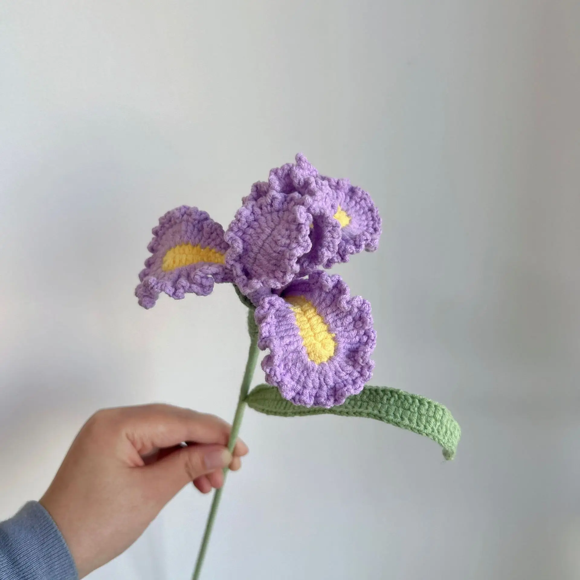 Wunderschöner gehäkelter Iris-Blütenzweig, handgemachter gestrickter Blumenstrauß, künstliche Blumen, Raumdekoration, Geschenk für den Schreibtisch. – Detail 5