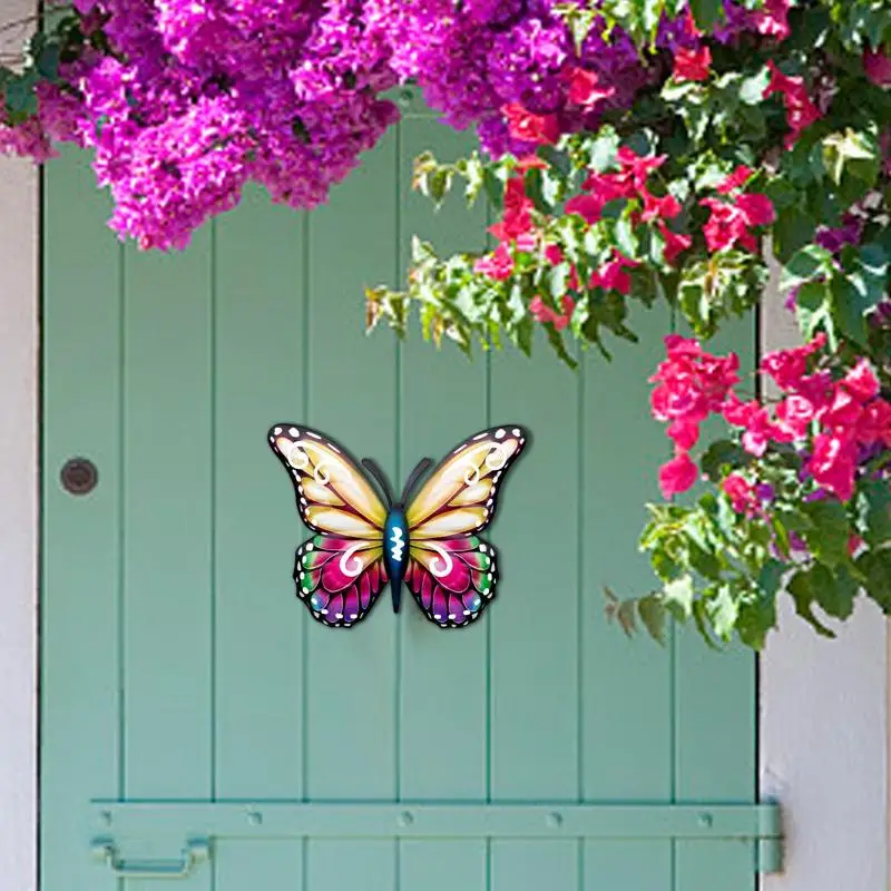 Kolorowa dekoracja ścienna metalowa motyl w stylu Vintage ręcznie malowane zwierzę rzeźba do dekoracji wystrój ogrodu na dziedzińcu domu