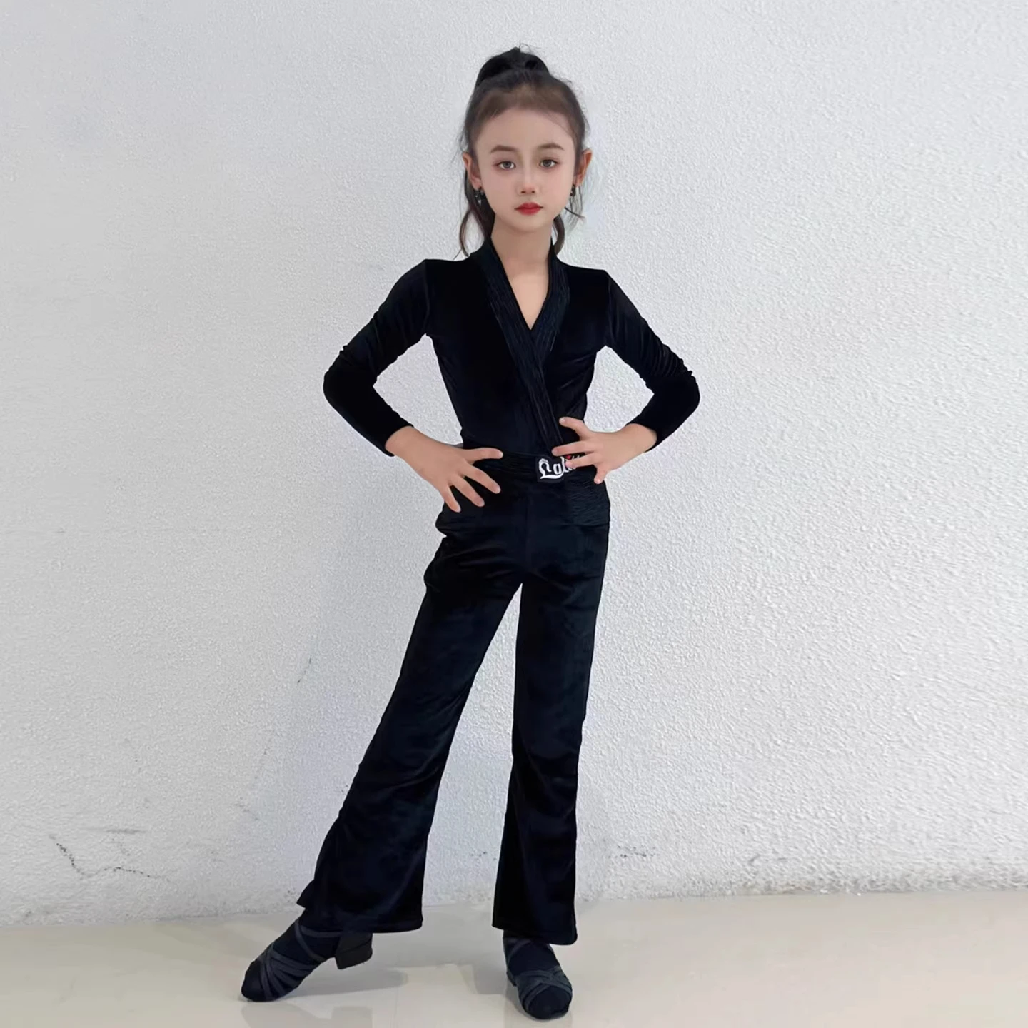 2025 conjunto de pantalones de baile latino para niños, Top de manga larga de terciopelo, ropa de práctica de actuación latina para niñas, traje de entrenamiento Cha VBH2188