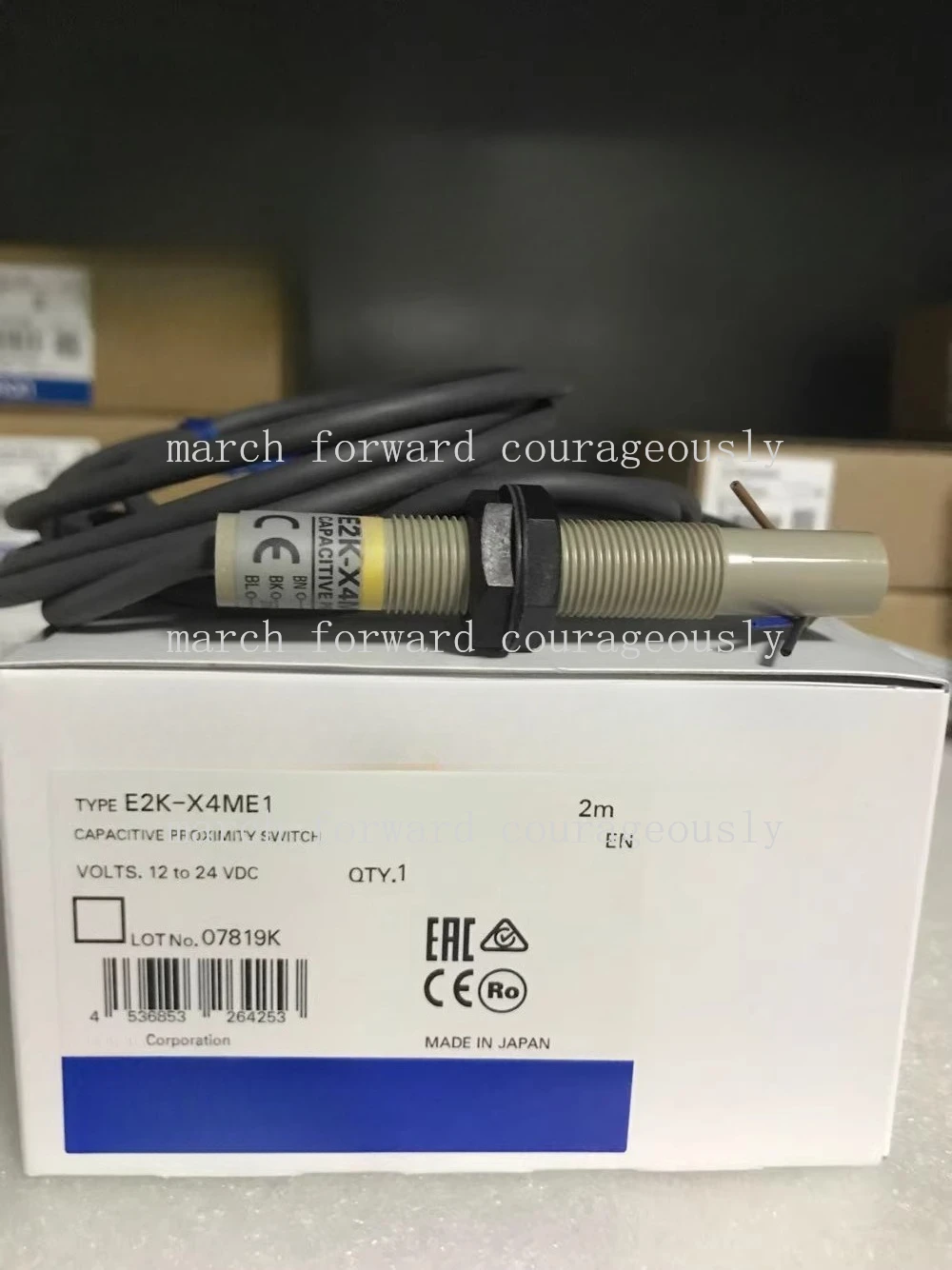 

Датчик электростатической емкости Omron E2K-X4ME1, оригинальный, заводской, подлинный