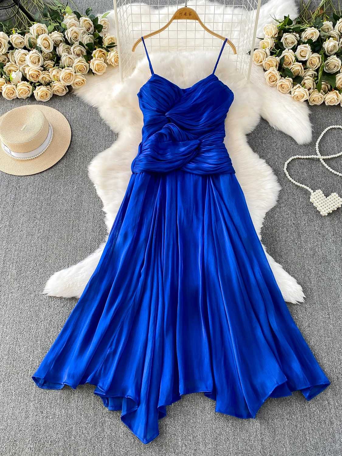 เดรสผ้าซาตินประดับลูกปัด สายเดี่ยว ทรงเอวสูง ชายกระโปรงไม่เท่ากัน ช่วยพรางหุ่น  ความยาวปานกลาง สไตล์ฝรั่งเศส สำหรับสุภาพสตรี