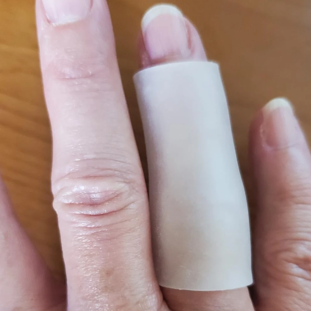 

Yarn Sweater Finger Protection Sleeve Protector Silicone Finger Sleeves Protects Finger Relief for Corns Blisters Calluses Clear