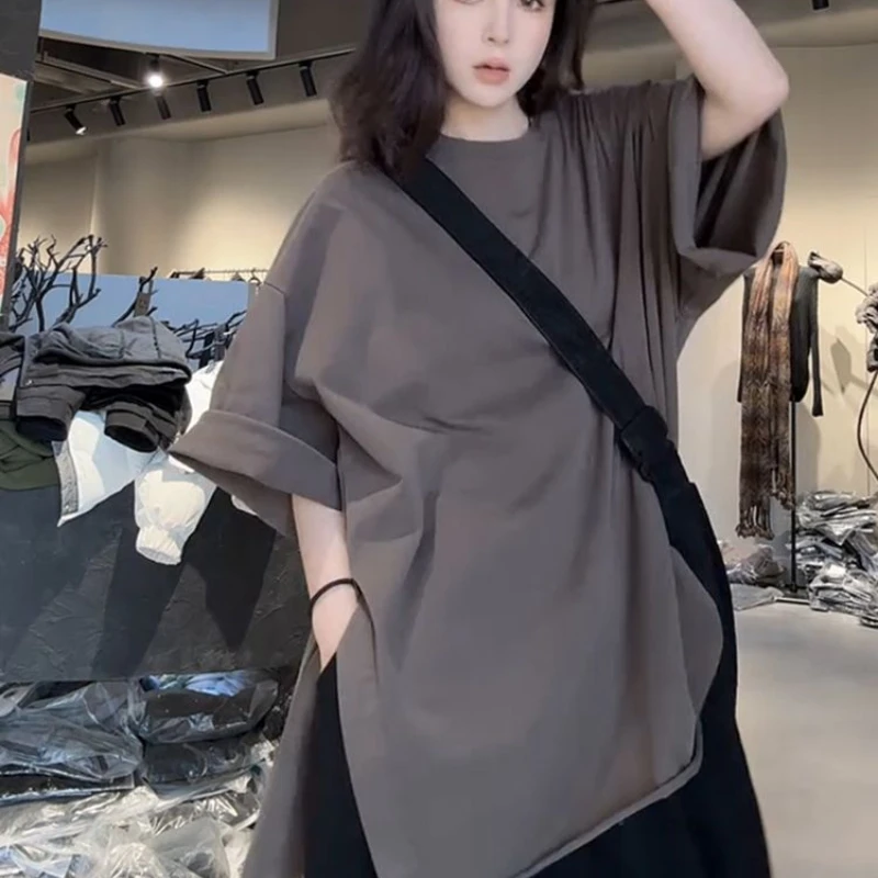 Loses, mittellanges, einfarbiges T-Shirt-Modeoberteil mit großem Design