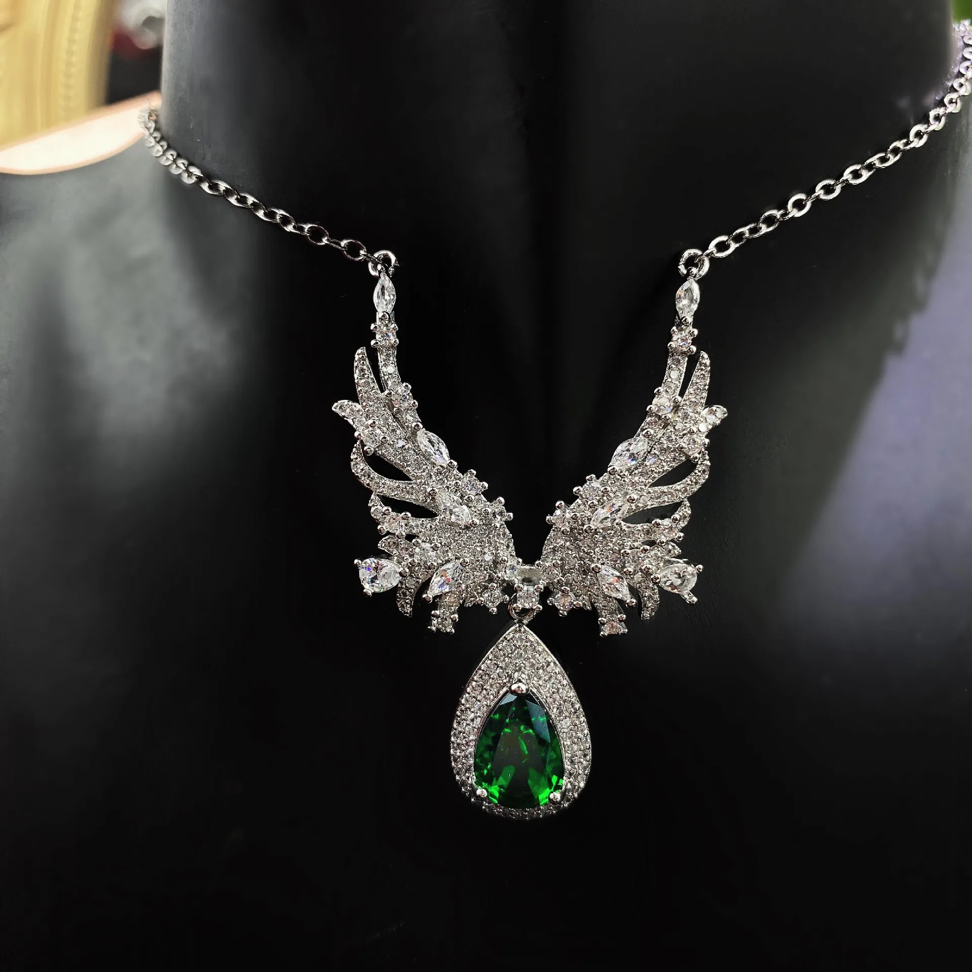 

Легкая роскошная зеленая цепочка на ключицы премиум-класса с крыльями ангела, изумрудное ожерелье с бриллиантами, красочные сокровищами, вечерние модные украшения