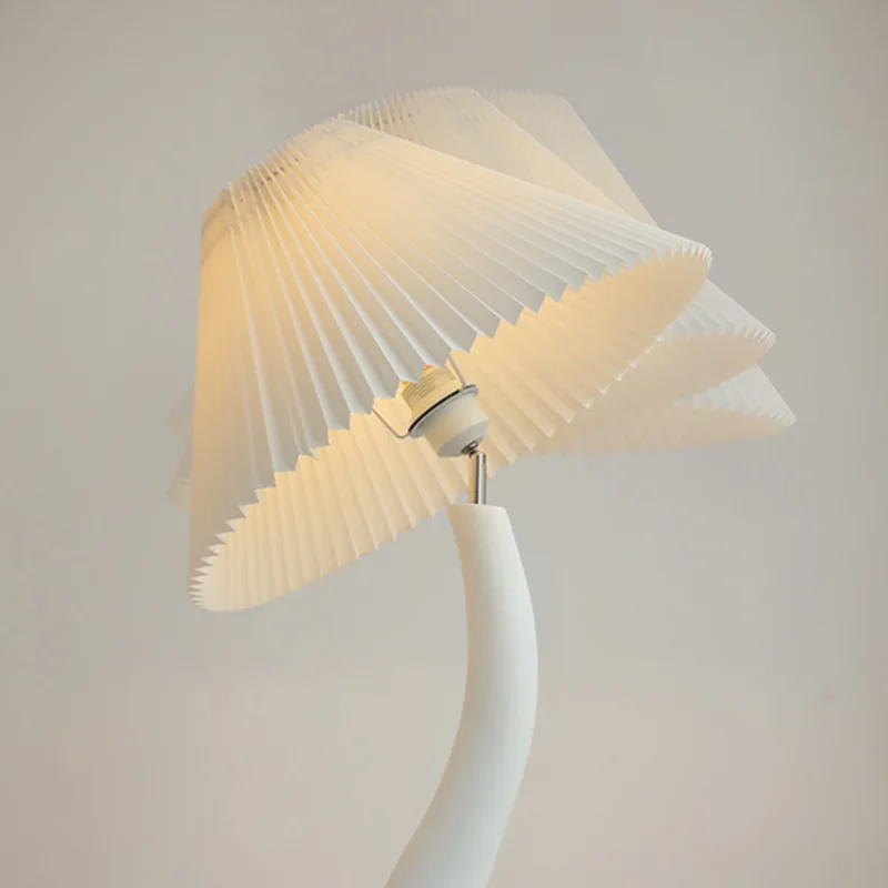 Semplice lampada da terra da soggiorno in stile crema plissettata, lampada da terra decorativa creativa con ombrello accanto al divano