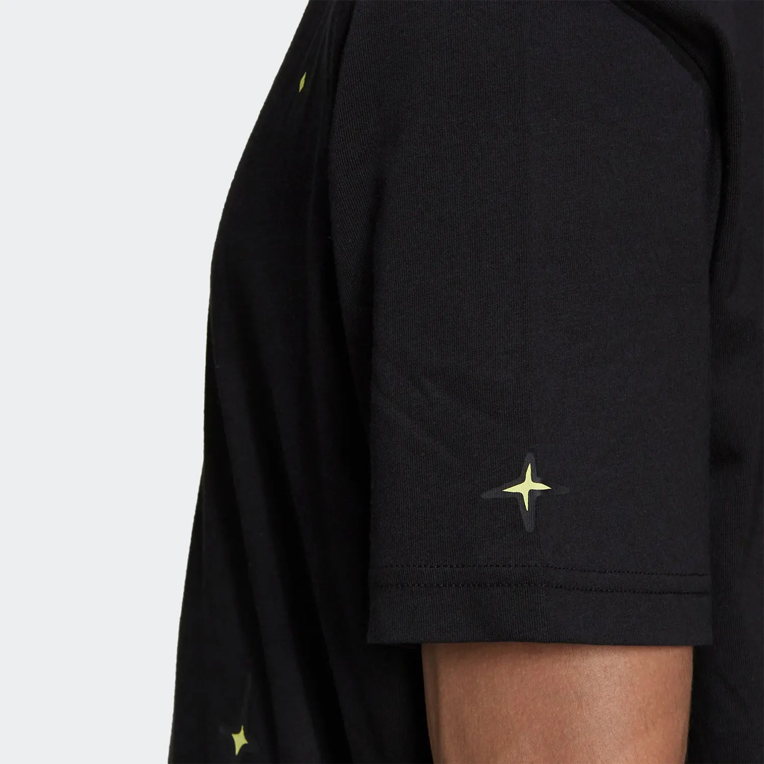 เสื้อยืดกีฬาผู้ชาย Adidas ของแท้ ลายสามแถบ คอกลม ระบายอากาศดี รุ่น HC9457