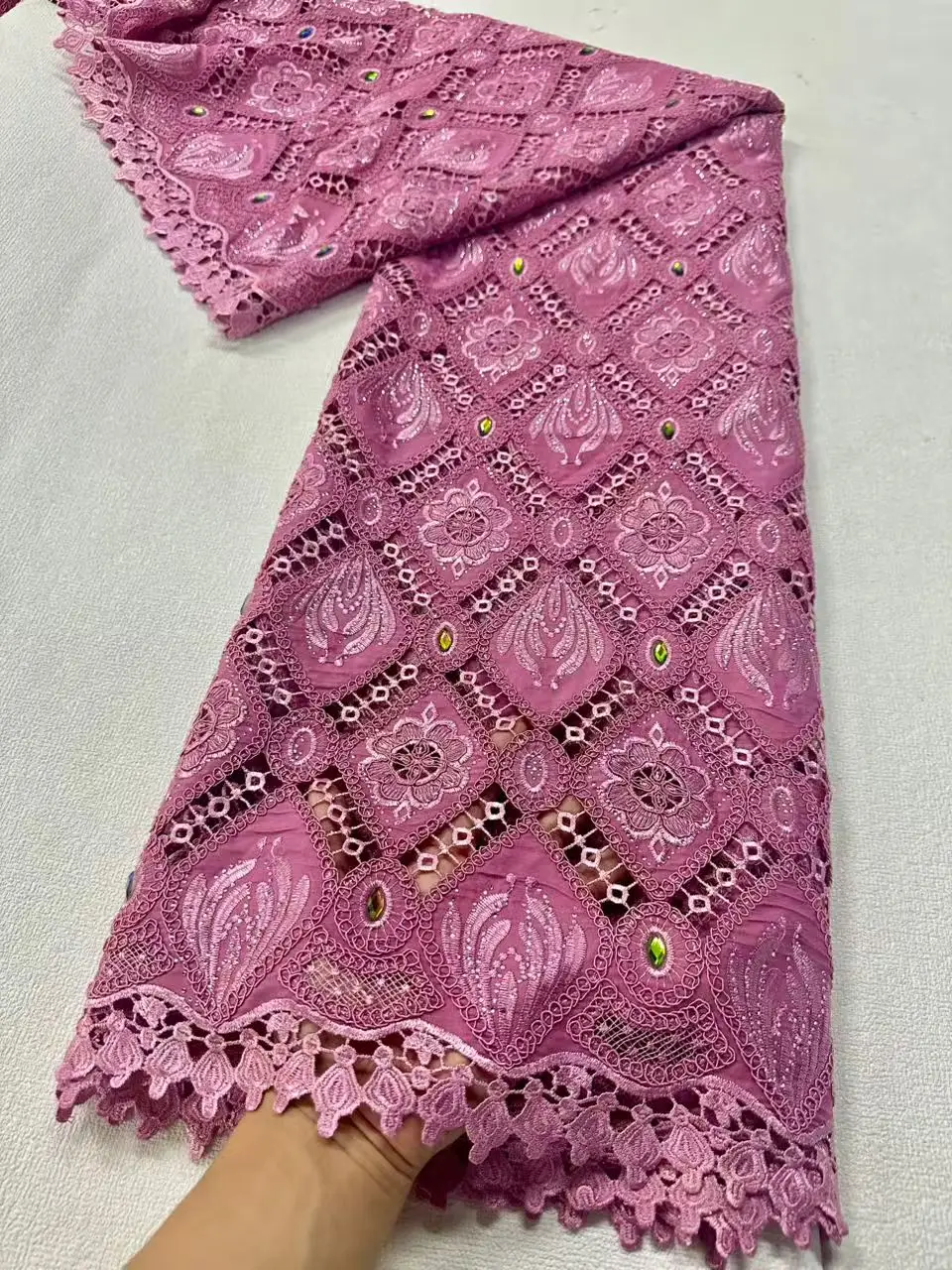 

Новейшие нигерийские кружевные ткани 2025 Гипюровые кружевные ткани 2025 Шифоновая кружевная ткань Новое поступление с кружевной отделкой для свадебных платьев H169-1