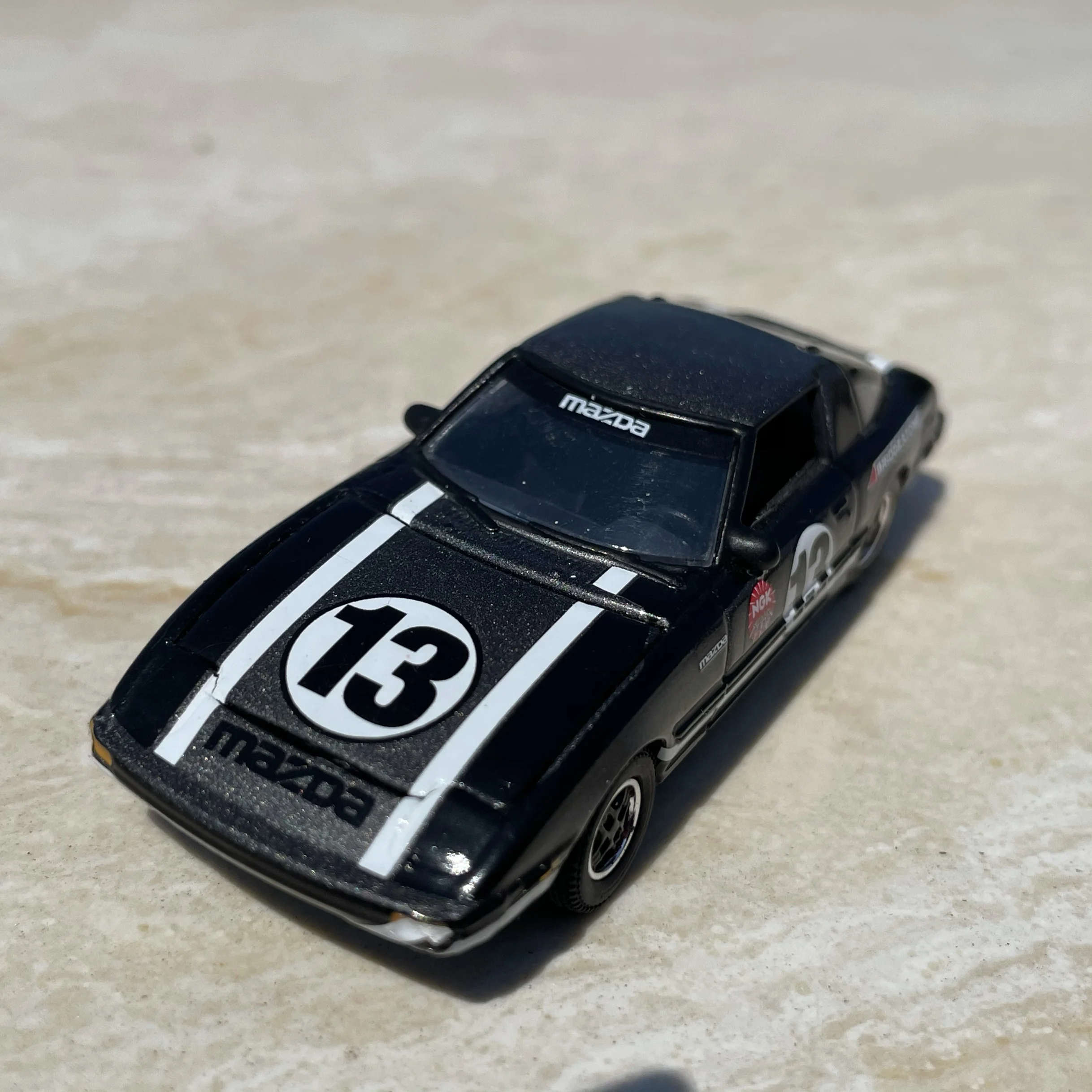 Odlewany model samochodu Mazda RX7 w skali 1:64, metalowy model kolekcjonerski, zabawka, prezent, pamiątka, ozdoba do ekspozycji.