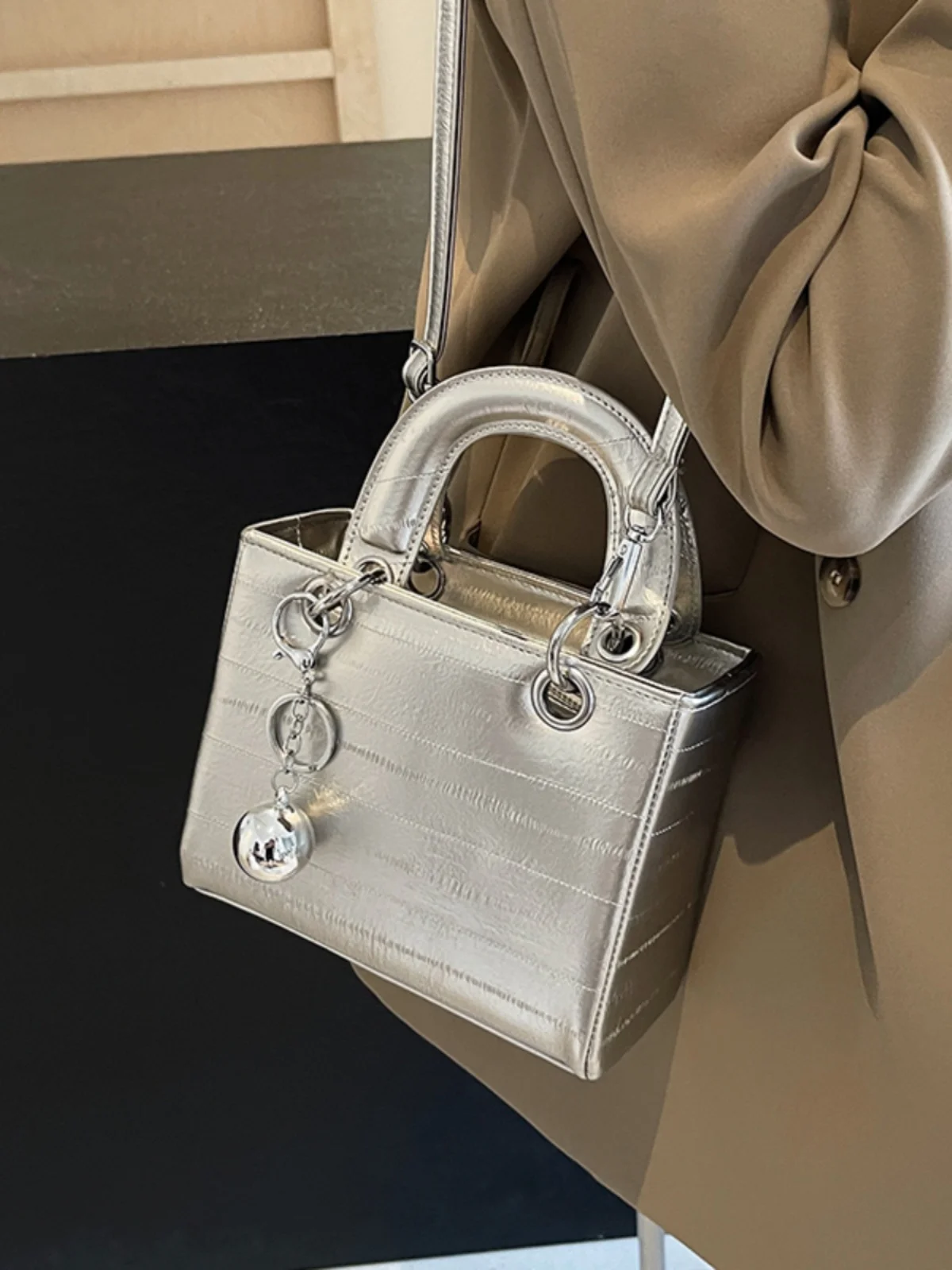 Women Popular Silver Leather Bright Surface Handheld Bag New Fashionable Solid Color Crossbody Bag Versatile Small Square Bag