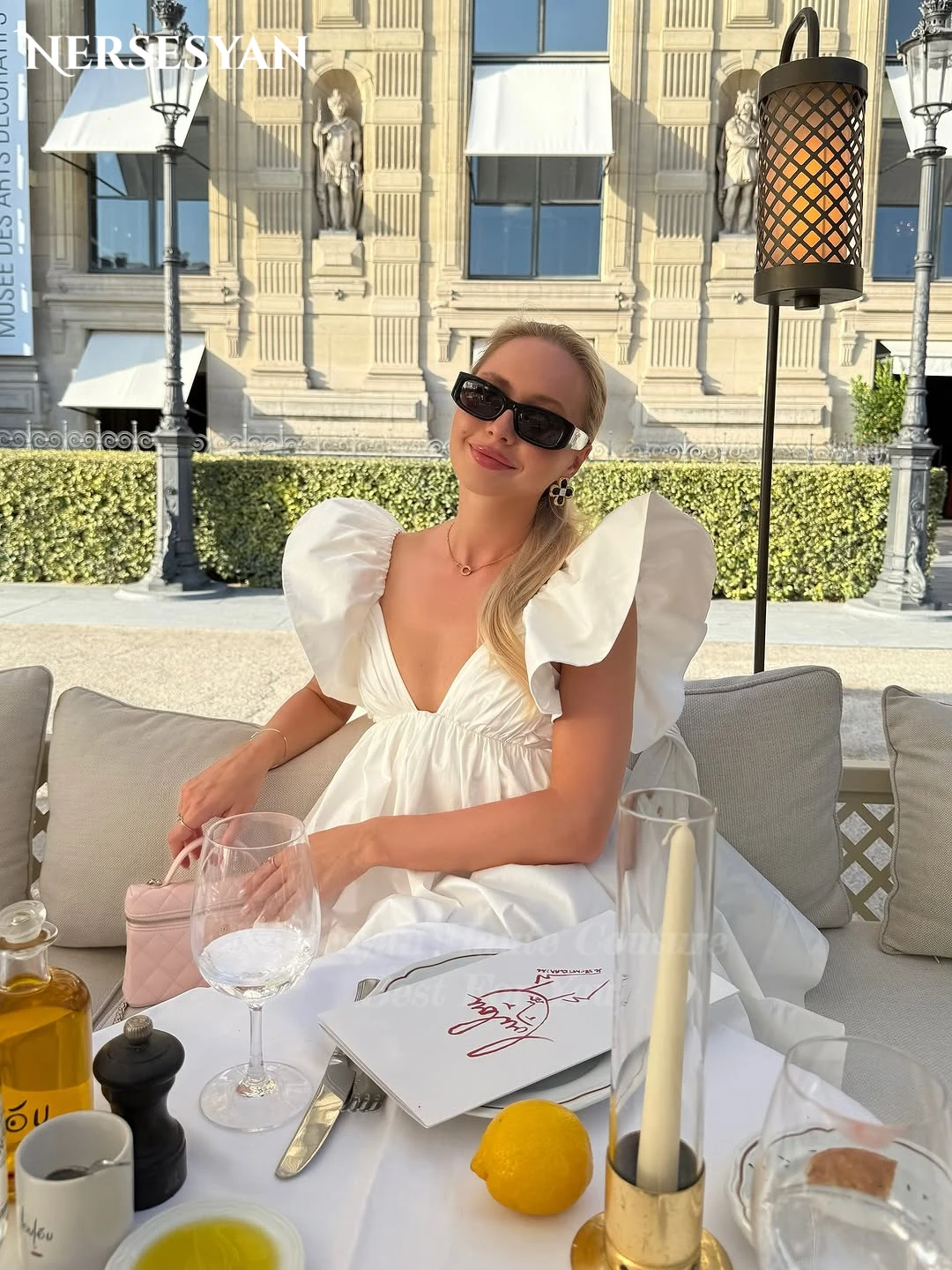 Nersesyan élégant Satin robes de bal col en V sans manches Mini robe d'invité robes de fête d'anniversaire 2025 robe d'été femme personnalisé