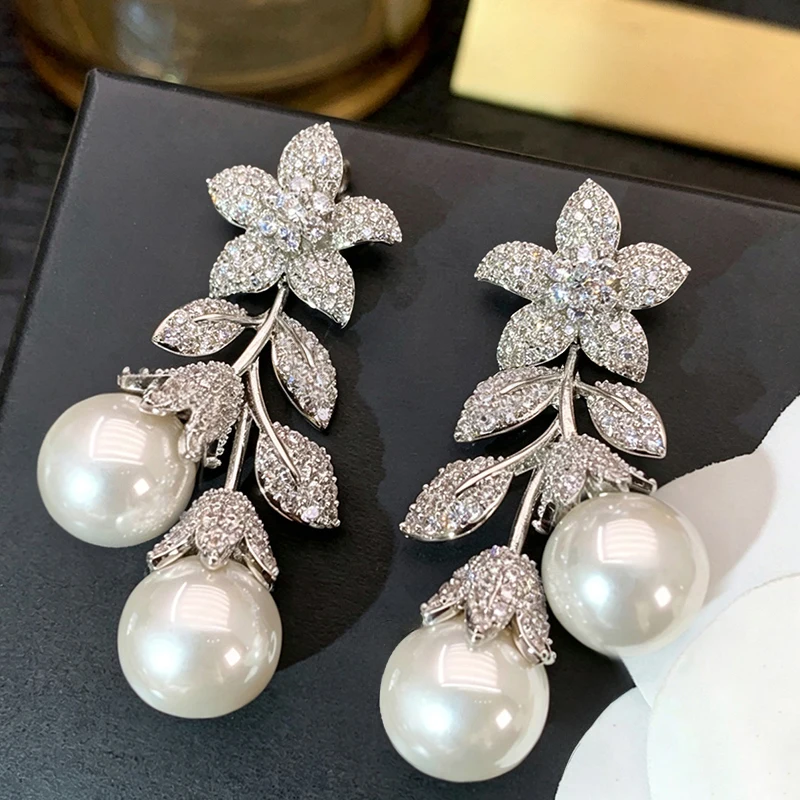 Huitan Ästhetische Blumen-Ohrhänger mit doppelten Imitationsperlen, silberfarben, funkelnder Zirkonia, luxuriöser Hochzeitsschmuck