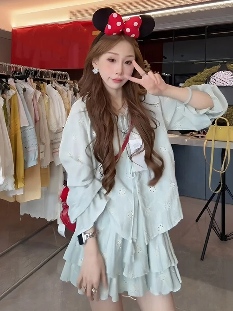 

Женский комплект Ele с вырезами: нежный топ уникального дизайна, стройнящий силуэт, модная юбка, удобный дышащий материал