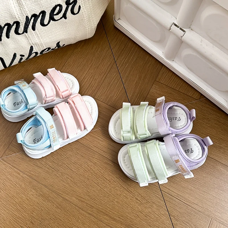 أطفال صنادل كاجوال لون الحلوى لينة أسفل الفتيات أحذية الشاطئ أصابع مفتوحة مريحة 2025 صيف جديد الأطفال الصنادل عدم الانزلاق