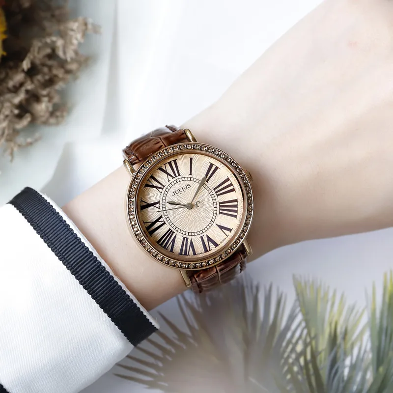 

Elegant women's wristwatches, stylish large dial women's watches, vintage watches, ladies' watches, items suitable for women.