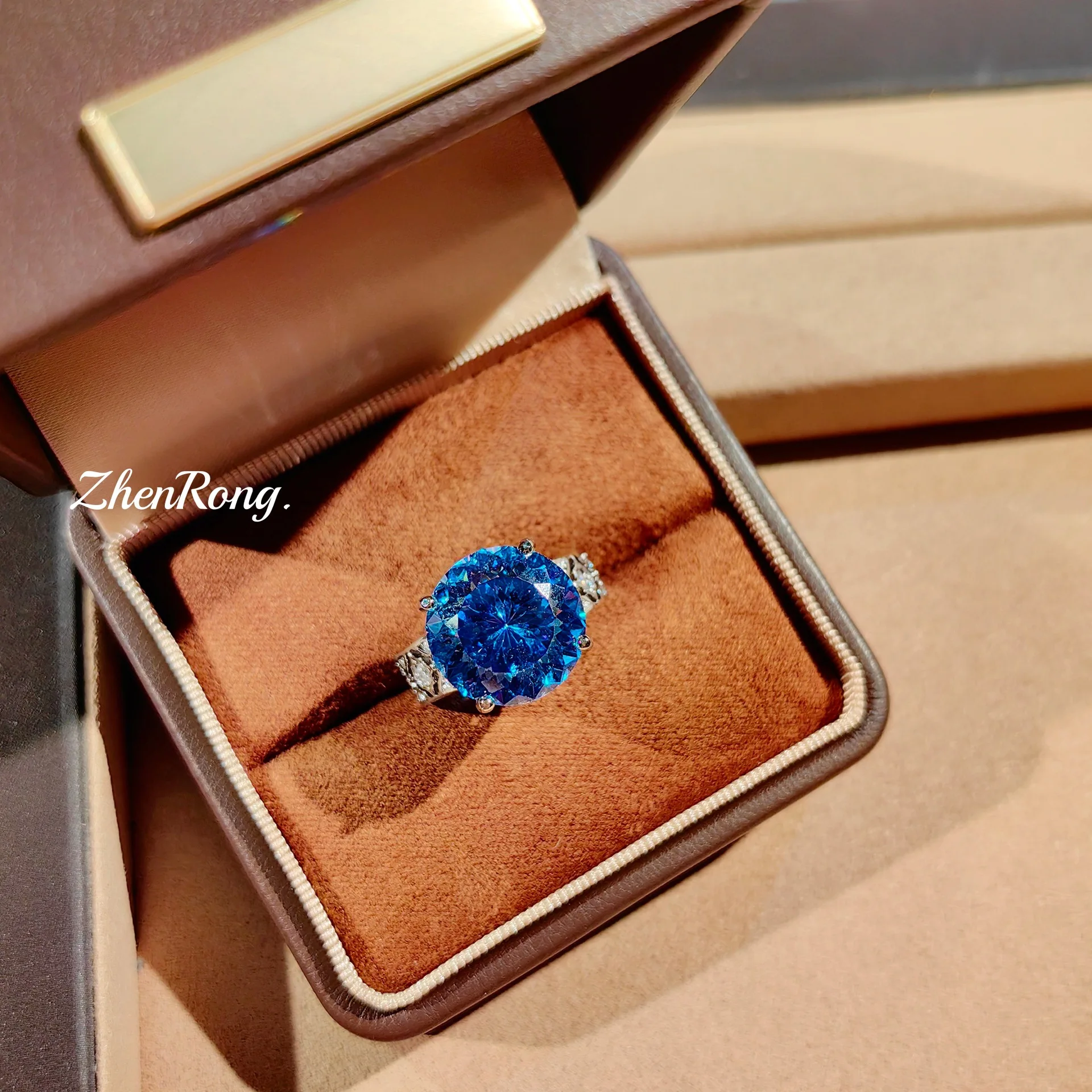 Modischer Schmuck: Wunderschöner Zirkonia-Anhänger mit Paraiaba-Schliff, Ohrringe mit Rosenschliff-Diamanten, königsblauer Ring – Damen-Hochzeits – Detail 5