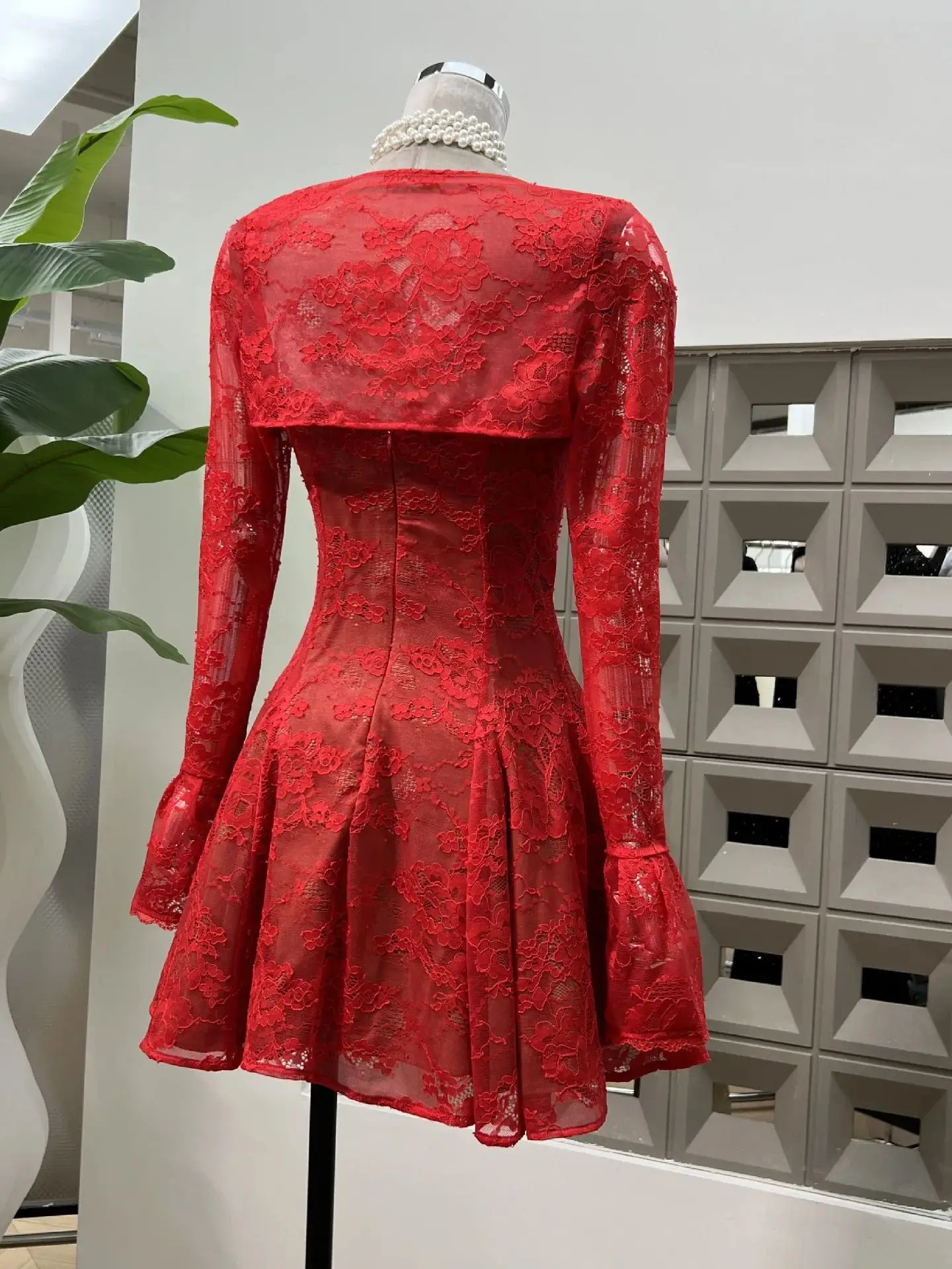 Nowa damska koronkowa suknia ślubna z ażurowymi wycięciami, długimi rękawami dzwonkowymi, czystym designem, dopasowana, bez pleców, na imprezę i wieczór.