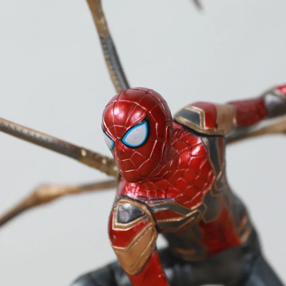 18 cm Supereroe Iron spider man Action Figure Versione da combattimento Collezione di statue in PVC Modello decorazione della casa regalo per bambini