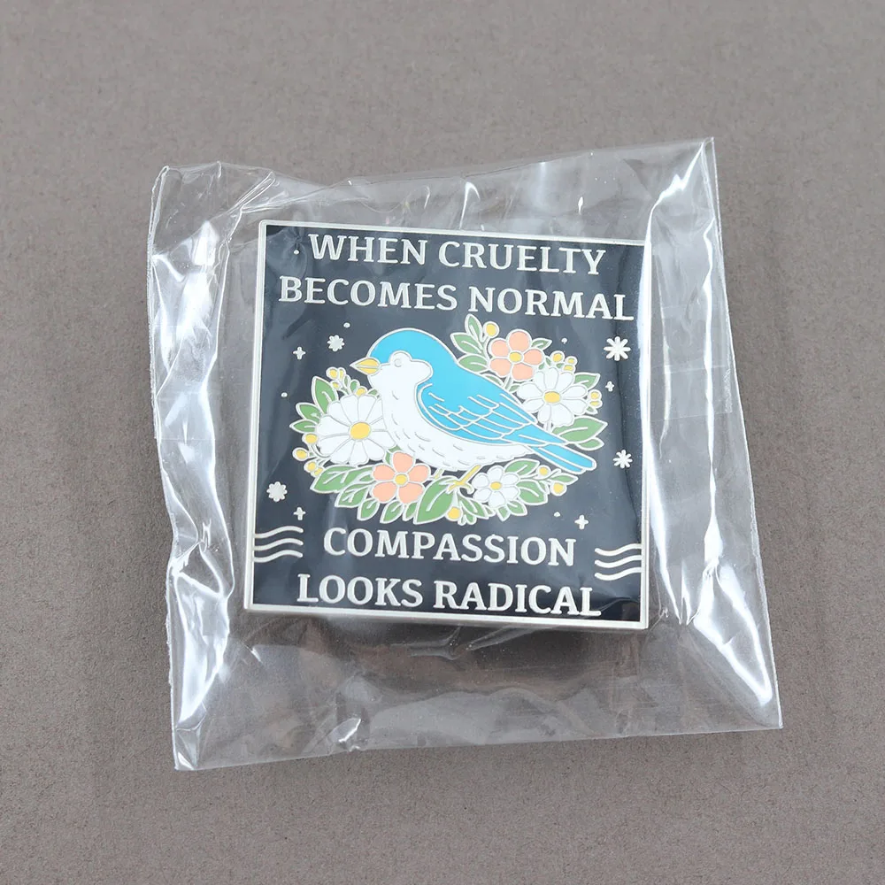 Wenn Grausamkeit Normal wird, sieht Mitgefühl radikal aus. Emaille-Pins mit Zitat, Buchstaben-Broschen, niedliches blaues Vogel-Blumen-Abzeichen, Schmuckgeschenk. – Detail 9