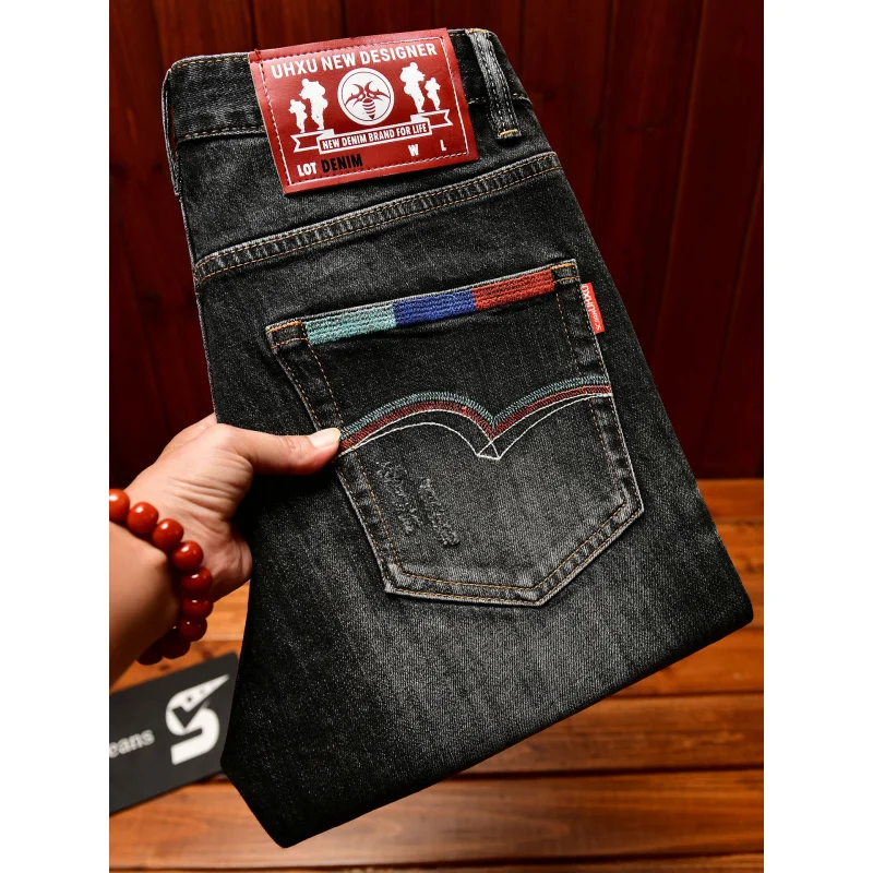 

Легкие роскошные мужские джинсы в стиле ретро 2025, облегающие эластичные джинсовые брюки с небольшой ногой и вышивкой, повседневные модные брюки в корейском стиле с принтом