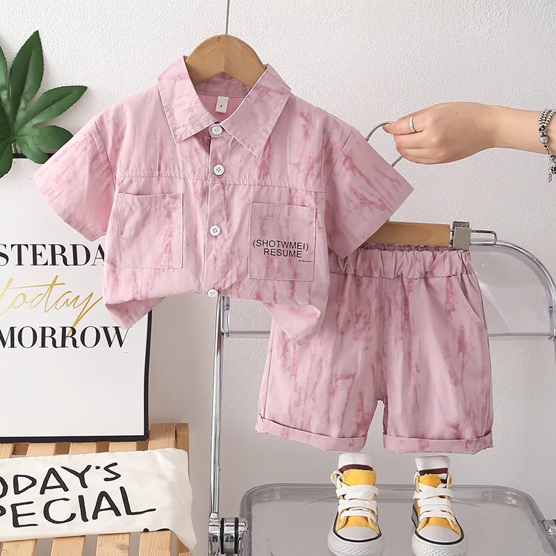 

Летний комплект для мальчиков 2026: модный корейский костюм из двух предметов — рубашка с коротким рукавом и шорты с буквенным принтом