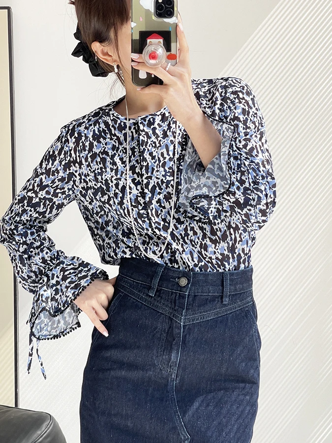 

Синяя блузка с леопардовым принтом, длинными рукавами, расклешенными манжетами, французский стиль, свободный крой, полиэстер, класс B, летняя коллекция 209, Китай.