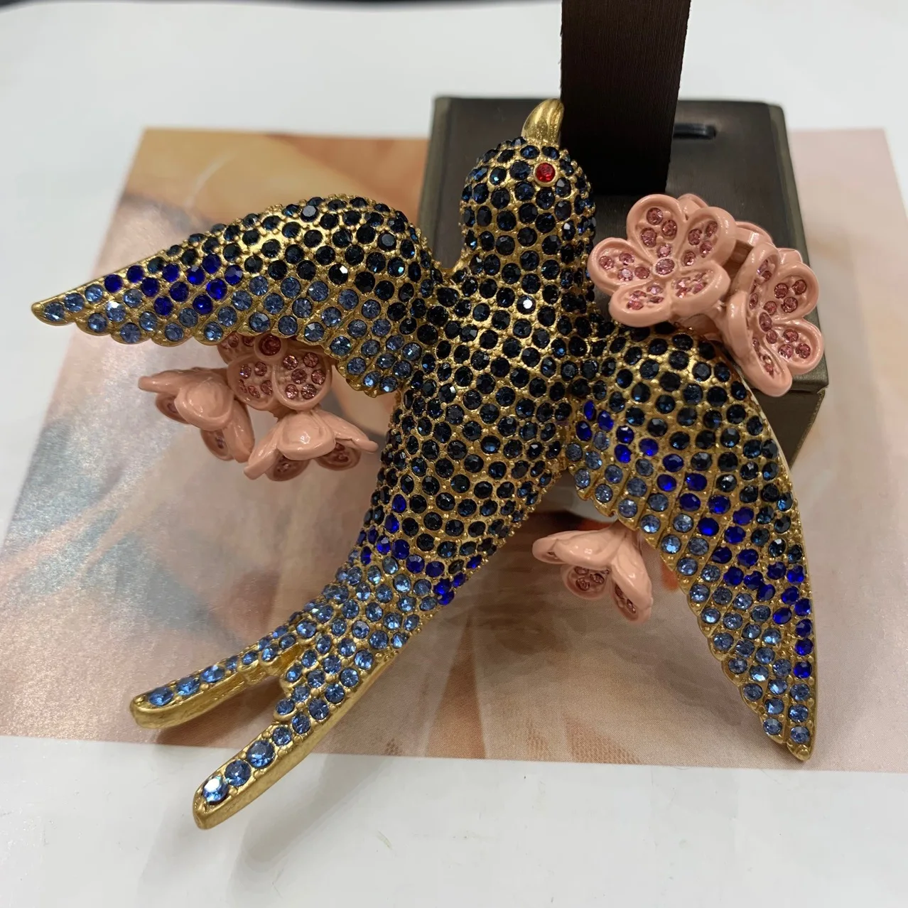 Vintage Heavy Craft Flying Swallow Brooch Blue Gemstone Mixed Inlay Design Three-Dimensional Flower Patchwork High-End