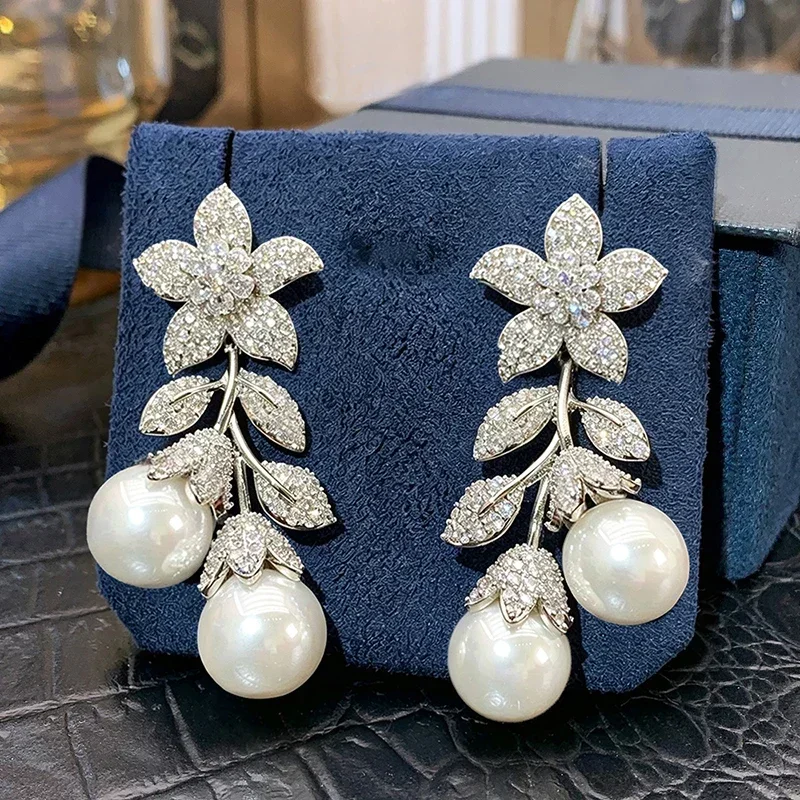Huitan Ästhetische Blumen-Blatt-Ohrhänger für Damen, Elegante Hochzeits-Imitationsperlen-Verlobungs-Ohrringe mit Glänzenden CZ-Steinen, Edler Schmuck als Geschenk – Detail 7