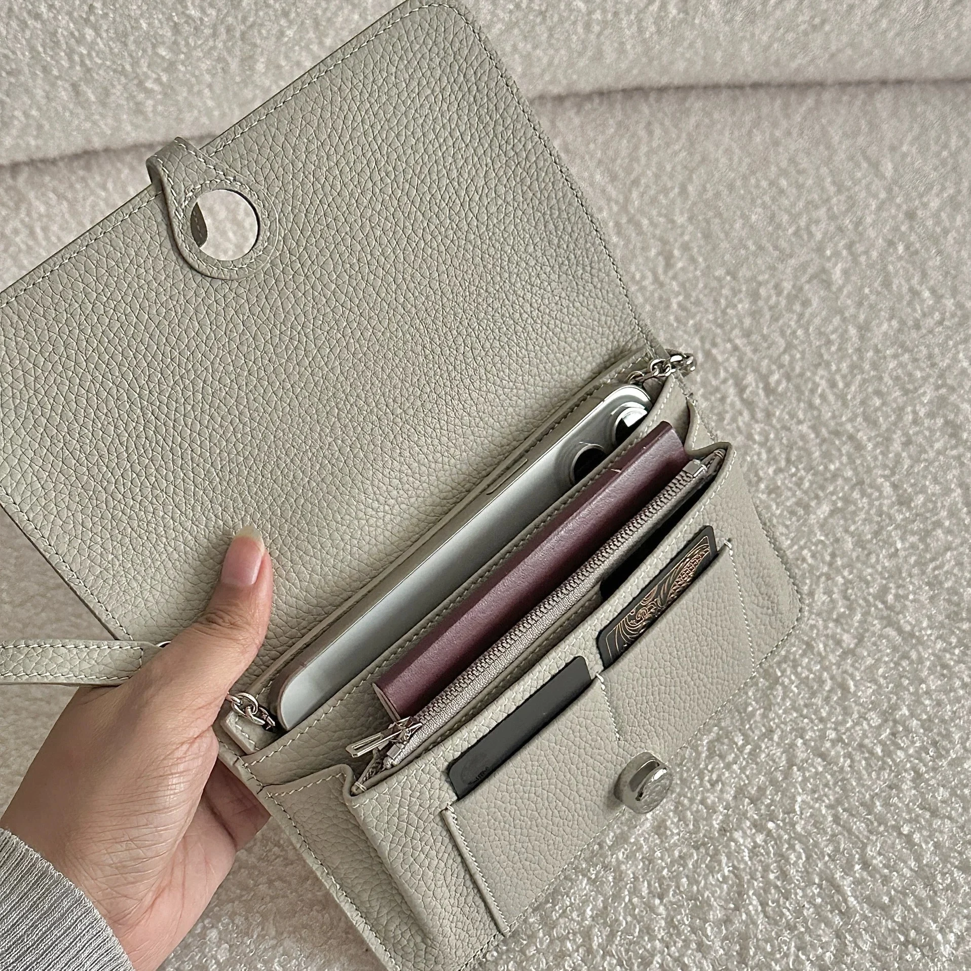 حافظة جواز سفر من جلد البقر قابلة للتخصيص مجانًا حقيبة هاتف نسائية متعددة الأغراض ثلاثة في واحد حقيبة كروس بكتف واحد