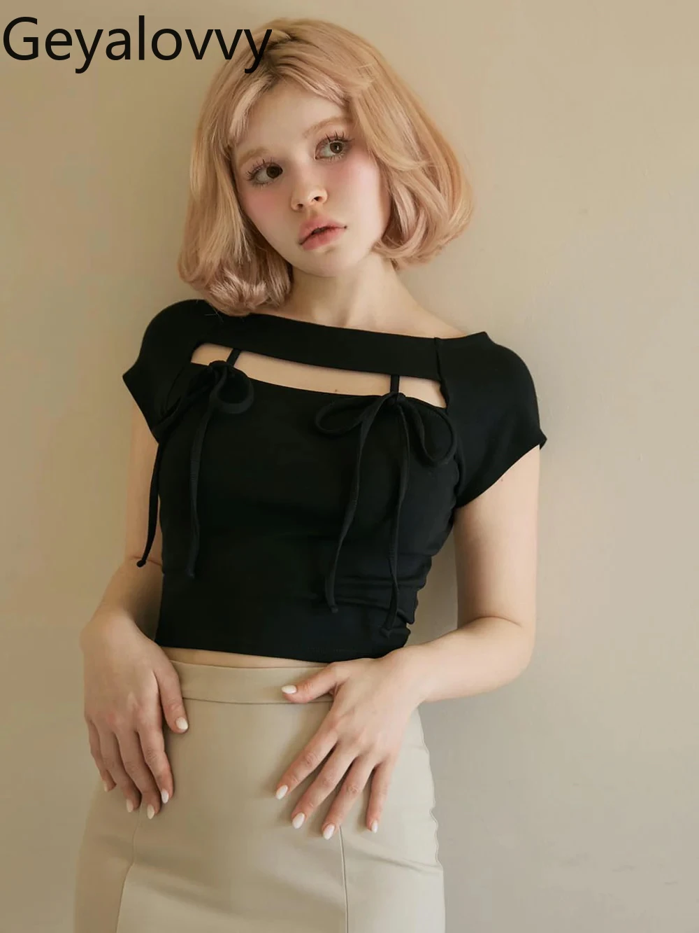 

Летние женские футболки в японском стиле с полыми бретелями на груди, облегающая короткая футболка, модный топ с короткими рукавами, повседневные футболки