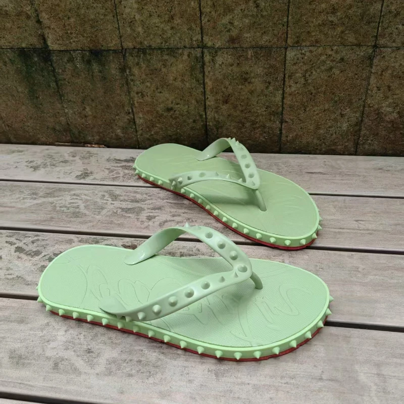 

Новые роскошные мужские шлепанцы 2026 года: модные с заклепками, нескользящие, с мягкой подошвой, пляжные сандалии, повседневные уличные дизайнерские тапочки для пар