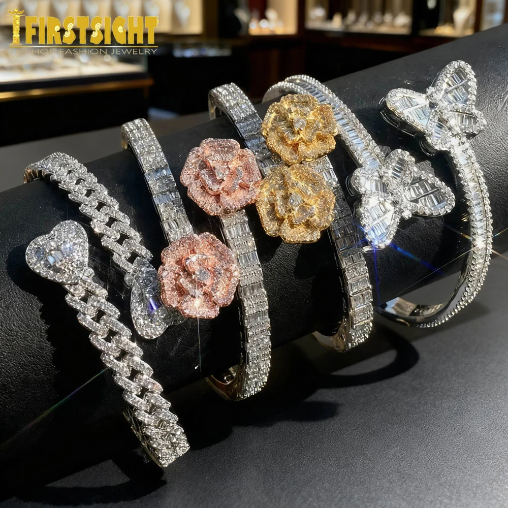 2025 Nowa bransoletka Iced Out Bling Opened Heart Flower Charm Bransoletka AAA CZ Zircon Butterfly Bangle Dla mężczyzn Kobiety Hip Hop Luksusowa biżuteria