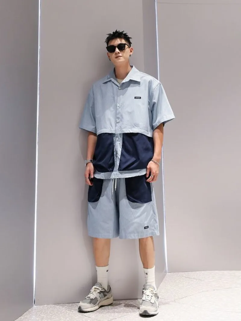 

​ Мужской комплект из двух предметов: рубашка свободного кроя с цветными вставками и шорты с большими карманами для летнего уличного стиля ​