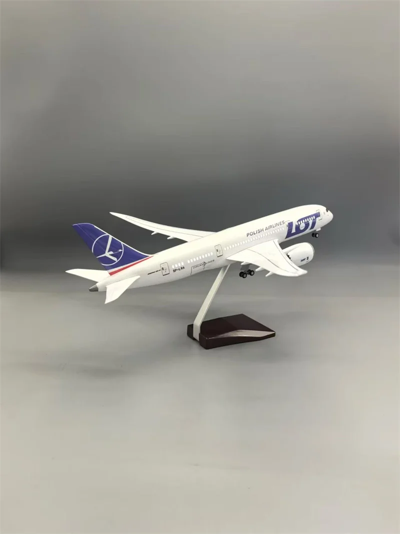 1/130 Scale 43CM Airplane LOT 787-8 Polish Airlines Model With  Light Wheel Diecast Resin Plane Collection Display Gifts Fans view 5