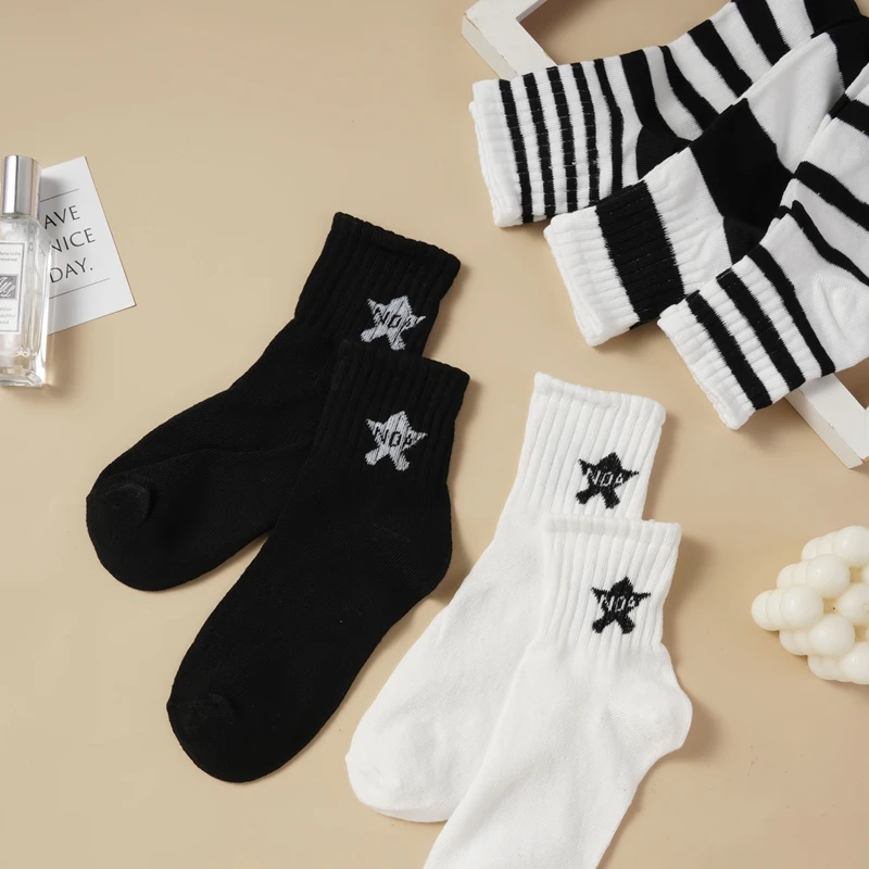 Chaussettes à rayures noires et blanches pour femmes, pentagramme brodé, mode printemps et automne, chaussettes de sport décontractées, chaussettes en coton pour femmes