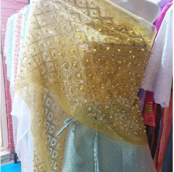 يمكن مطابقة الملابس النسائية داي بحرية مع شال مطرز لامع تايلاند لامع