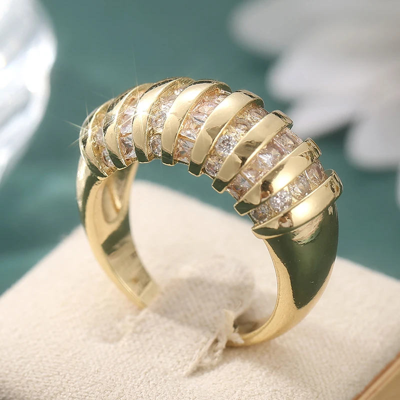 Schillernder Eingelegter Weißer CZ Damenring Exquisiter Goldfarbener Geometrischer Ring für Tägliches Tragen Partyschmuck Jubiläumsgeschenk – Detail 4