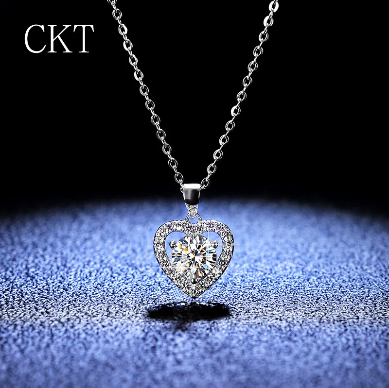 

Luxury Platinum Engagement Pendants 1 Carat Moissanite Diamonds Necklace for Women Peach Heart Pt950 Wedding Jewelry Gift