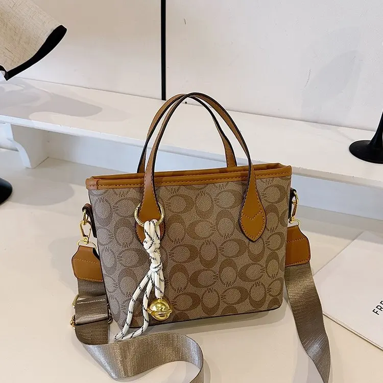 

Женская сумка через плечо для ежедневных поездок, винтажная сумка-тоут с монограммой, кожаная, с квадратной пряжкой, универсальная, для ношения в руке