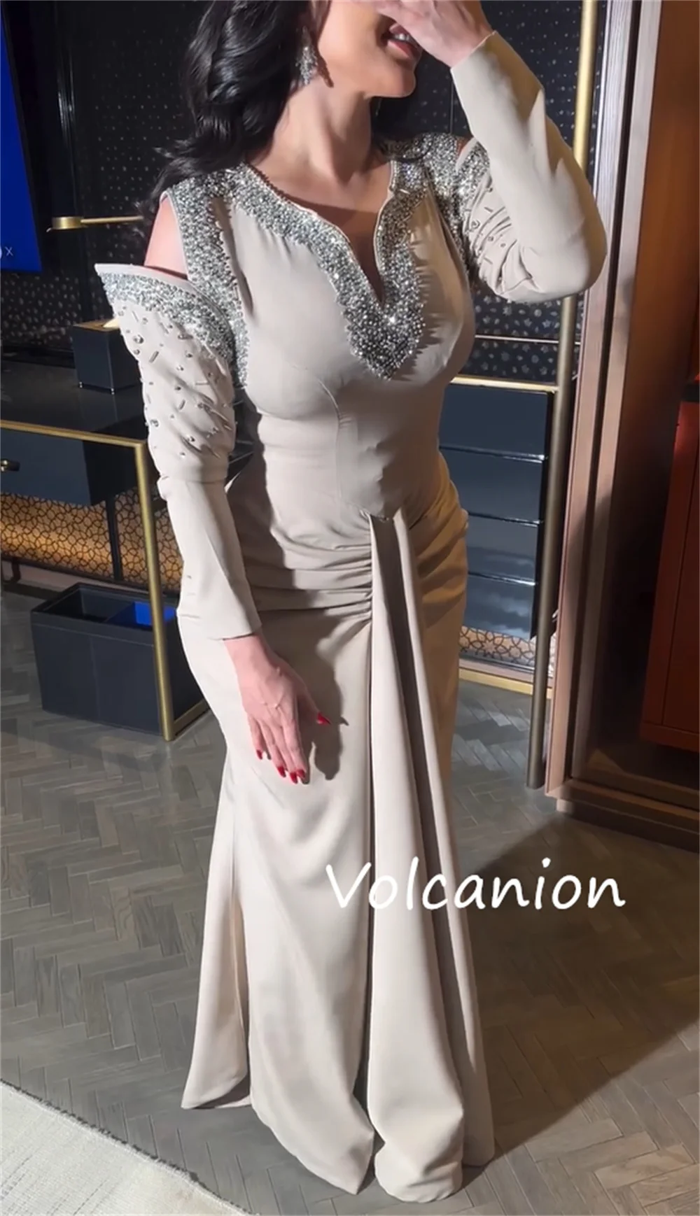 Personalizado de alta qualidade jérsei plissado lantejoulas sereia com decote em v vestidos longos sob medida ocasião noite estilo chinês