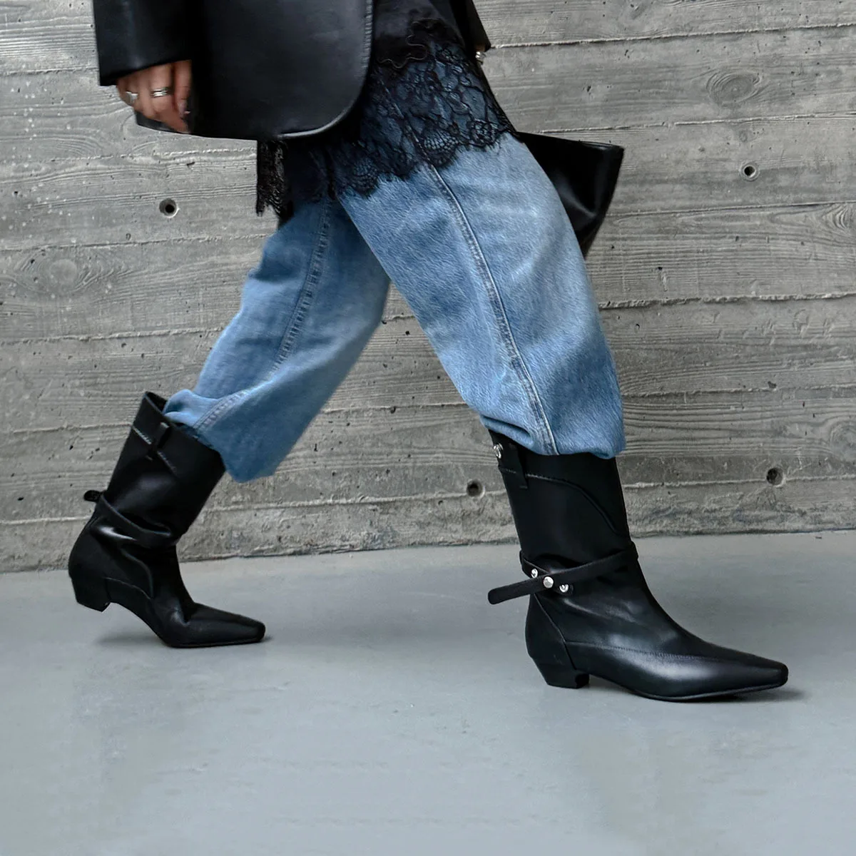 

Arden Furtado Autumn Black cowhide rivet Short boots Square toe pull-on Middle heel Modern boots Women's Western boots