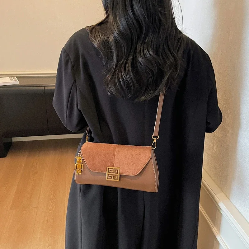 Retro chique schoudertas met gesneden hardware en verstelbare riem voor weekendverkenning die klassieke verfijning uitstraling