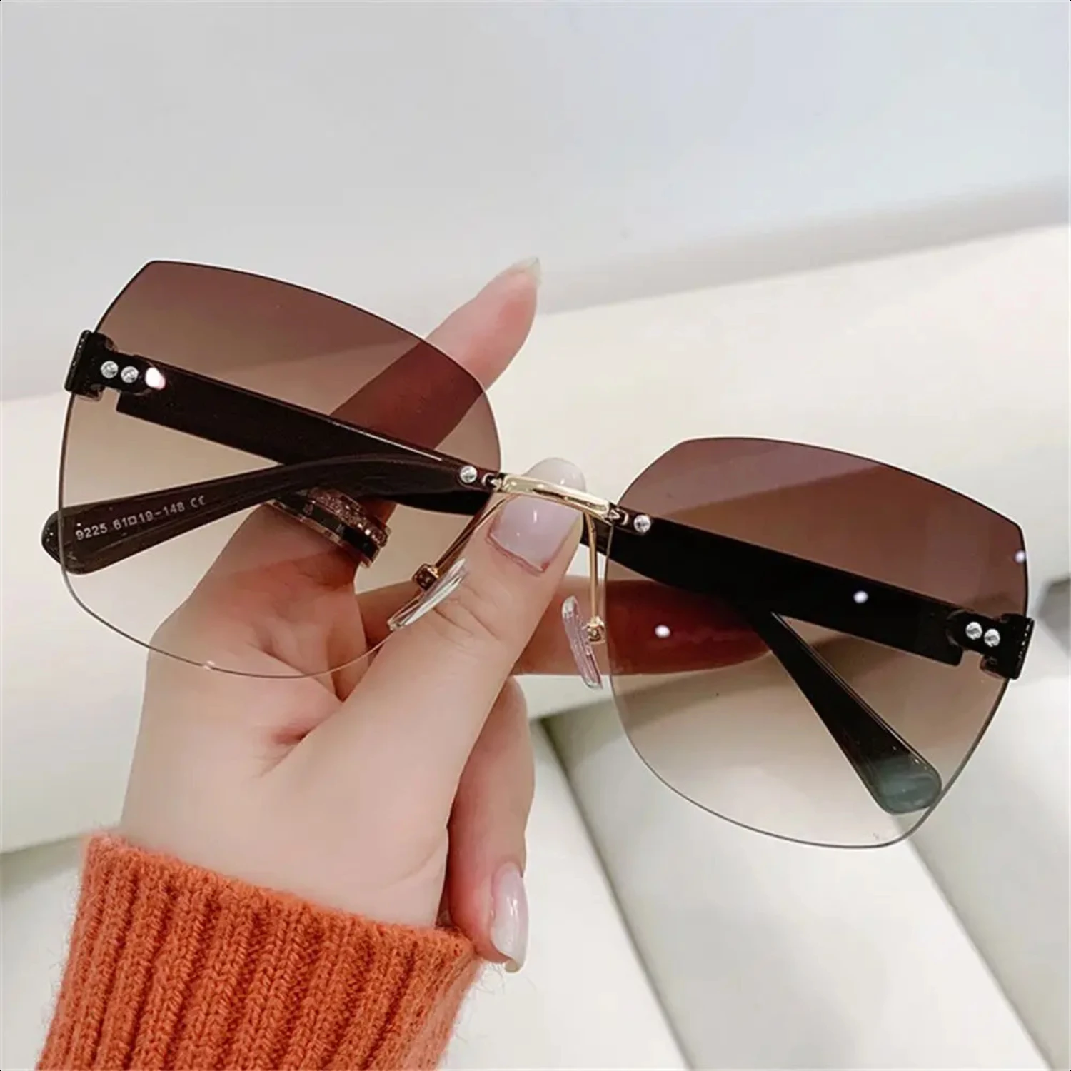 

Stylish and Fashionable 2024 Rimless Gradient Sunglasses for Women - Designer Brand Eyeglasses with Retro Frameless Design, Idea